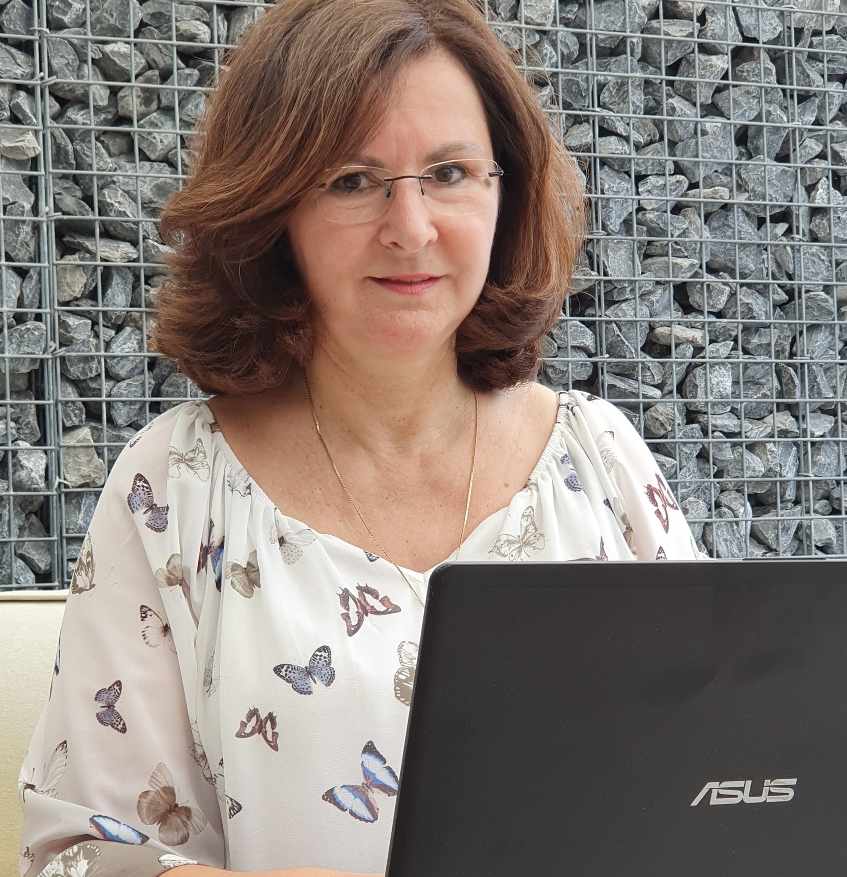 Petra Mengelers achter haar laptop